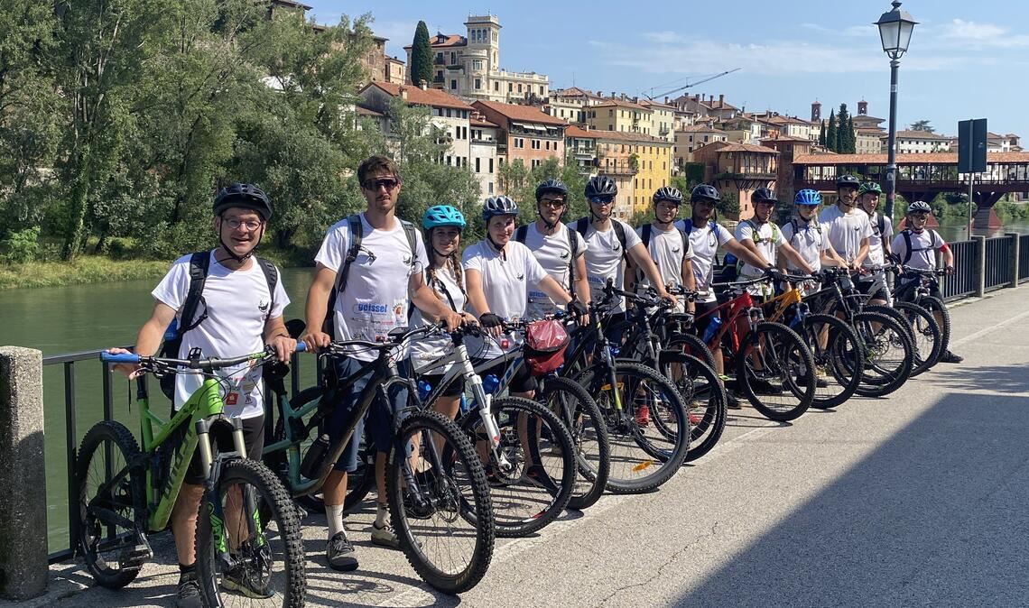 Gewitter und Platten auf der Schlussetappe Die Schülerinnen und Schüler des Thedor-Heuss-Gymnasiums mit ihren Lehrern in Bassano des Grappa. Foto: privat