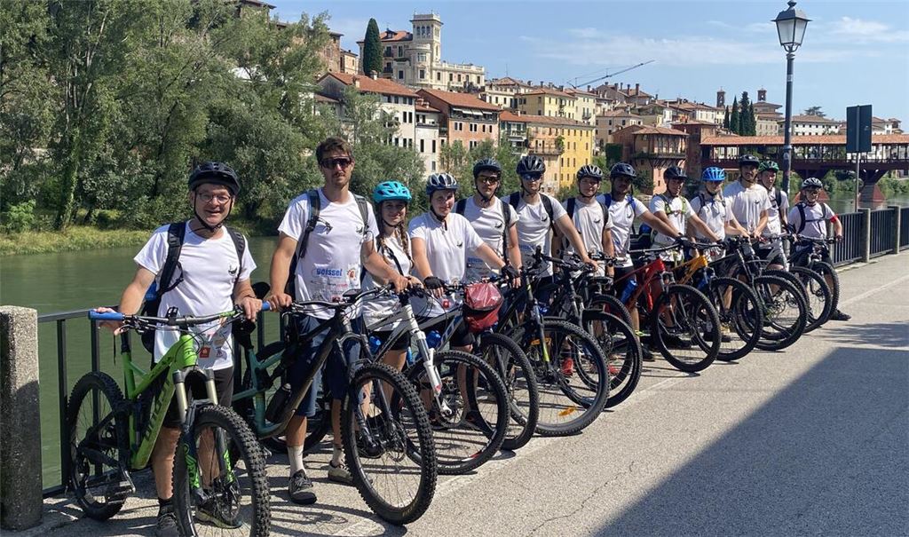 Die Schülerinnen und Schüler des Thedor-Heuss-Gymnasiums mit ihren Lehrern in Bassano des Grappa. Foto: privat
