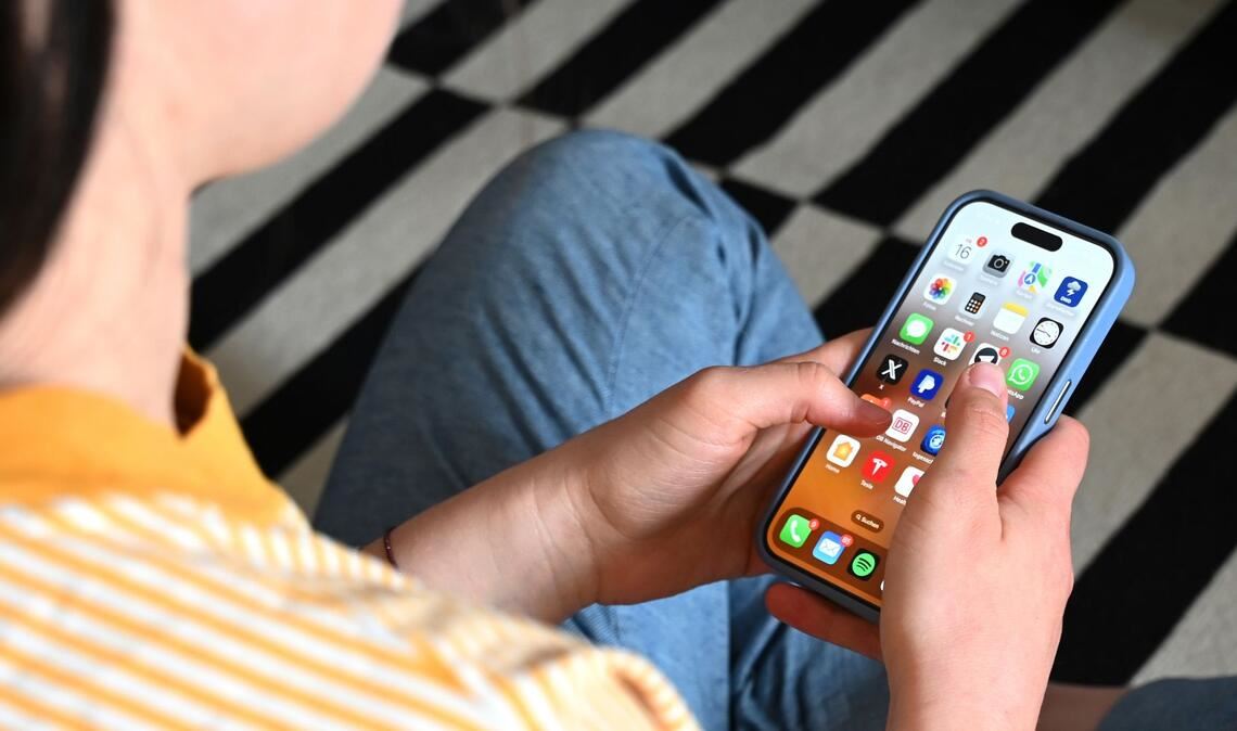 Die Schülerinnen und Schüler sollten Regeln für den Klassenchat festlegen und Eltern ihre Kinder beim Umgang mit dem Smartphone begleiten, fordern Fachleute. (Archivbild)