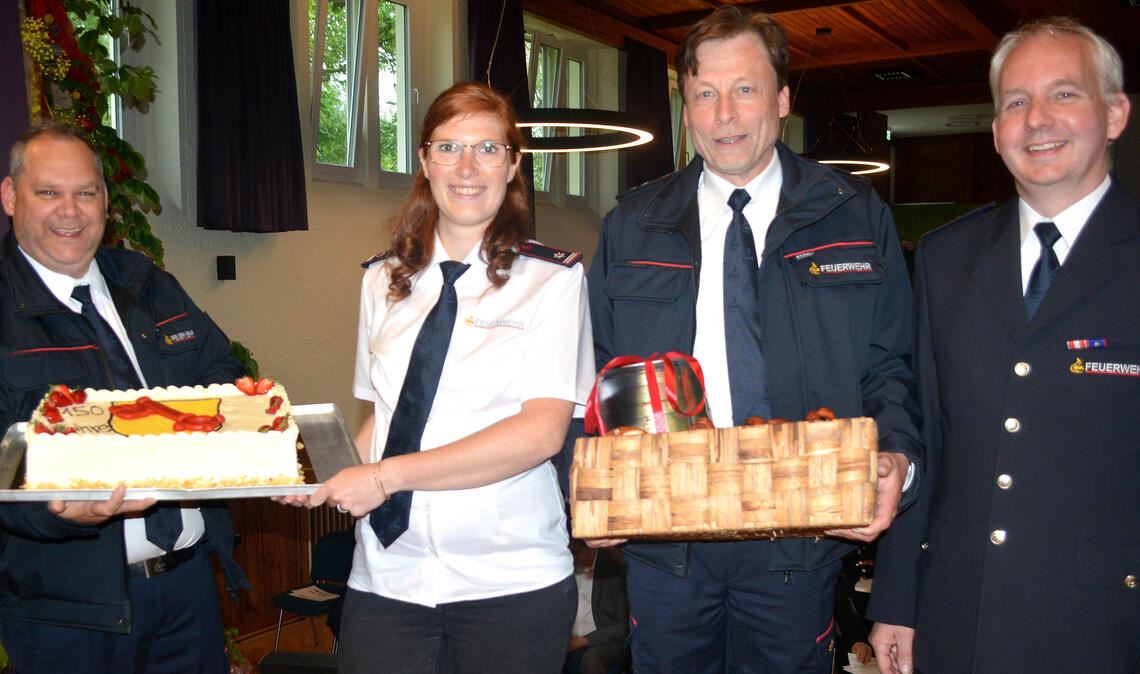 Die Schützinger Abteilungskommandantin Mareike Bühler freute sich über Geschenke der Illinger Abteilung, die Gesamtkommandant Martin Beller (v.re.), der Illinger Abteilungskommandant Bernd Wala und sein Stellvertreter Frank Oechsle überreichen. Fotos: Stahlfeld