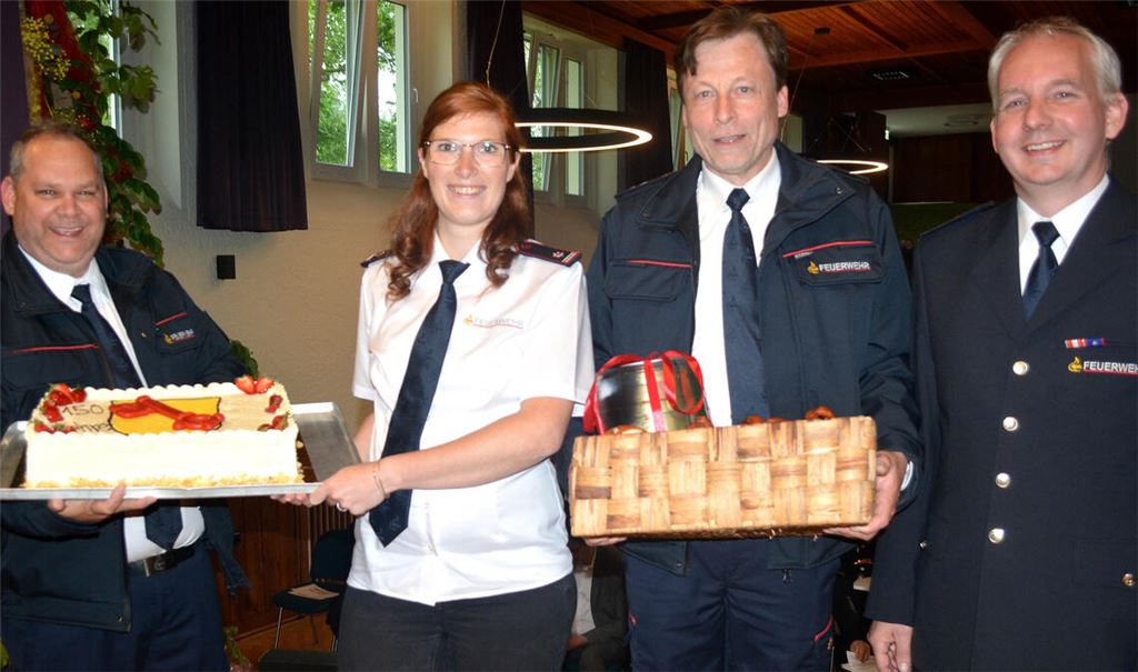 Die Schützinger Abteilungskommandantin Mareike Bühler freute sich über Geschenke der Illinger Abteilung, die Gesamtkommandant Martin Beller (v.re.), der Illinger Abteilungskommandant Bernd Wala und sein Stellvertreter Frank Oechsle überreichen. Fotos: Stahlfeld