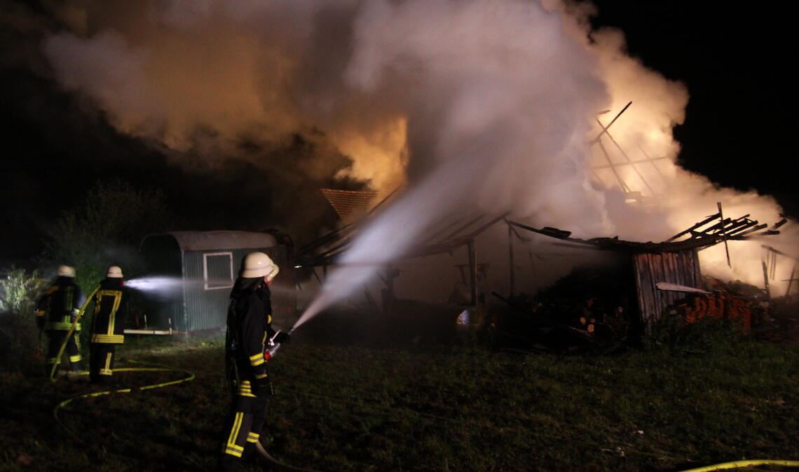 Die Schützinger Feuerwehr, hier beim Löschen eines Scheunenbrands, bekommt ein neues Domizil. Foto: Archiv