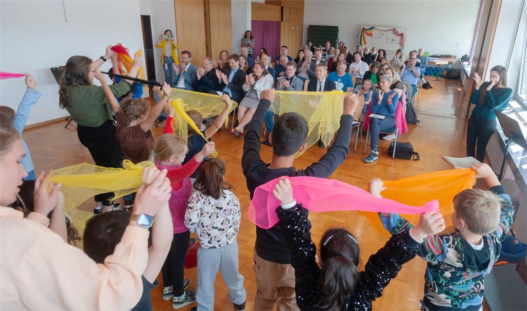 Die Schulkinder machen sich bei der Einweihungsfeier nicht nur mit dem Tanz „Regenbogenfarben“ für eine buntere Welt stark, in der trennende Elemente überwunden werden. Dafür ernten sie reichlich Beifall. Fotos: Fotomoment