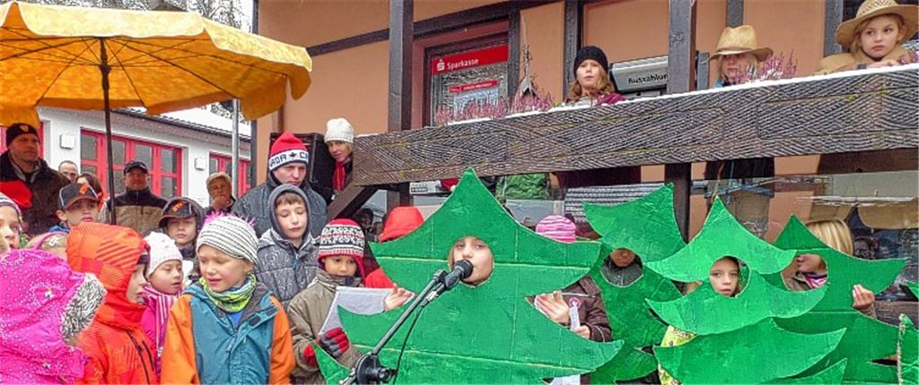 Die Schulkinder zeigen im Theaterstück „Der große Traum des kleinen Baumes“ ihr darstellerisches Talent.
