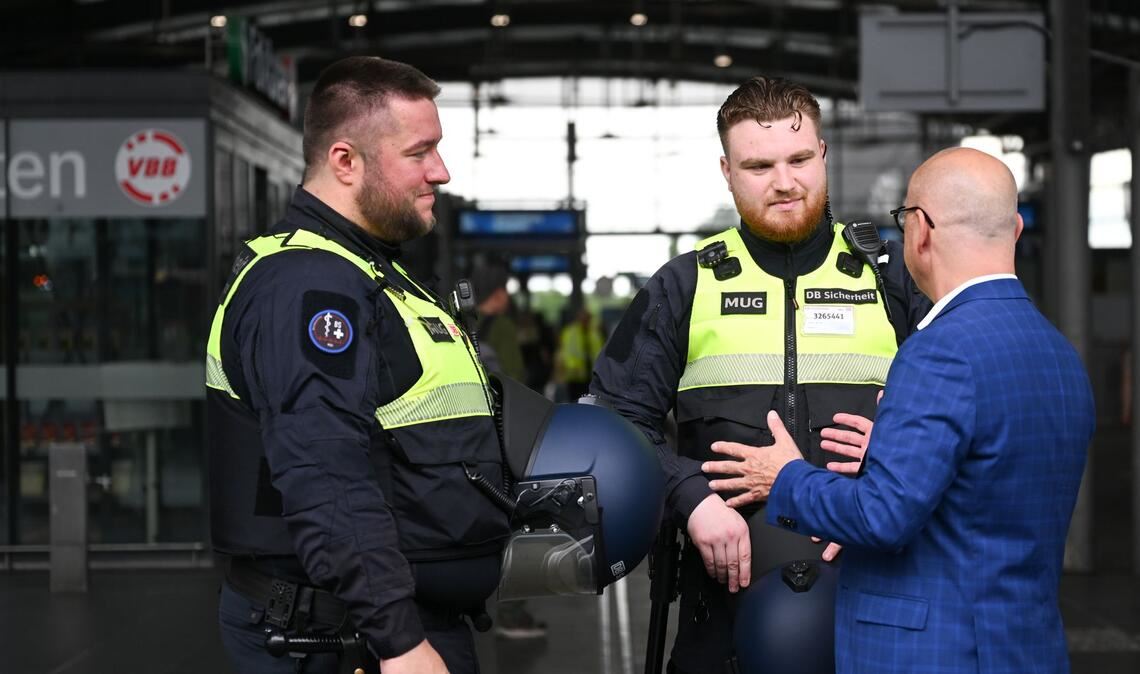 Die Schutzhelme können an der Uniform befestigt und sollen erst aufgesetzt werden, wenn eine Situation zu eskalieren droht.