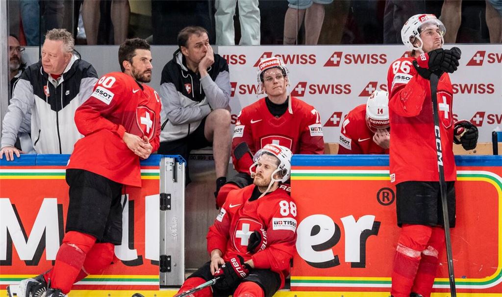 Die Schweiz um Kapitän Roman Josi (l) trauert nach dem verlorenen WM-Finale gegen Finnland.