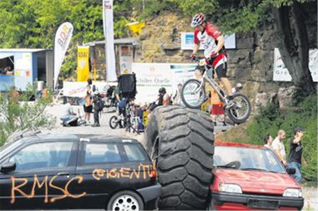 Die Schwerkraft ist scheinbar außer Kraft gesetzt, wenn die Piloten über Reifen, Autos, Planken oder Betonklötze balancieren.
Foto: Fotomoment