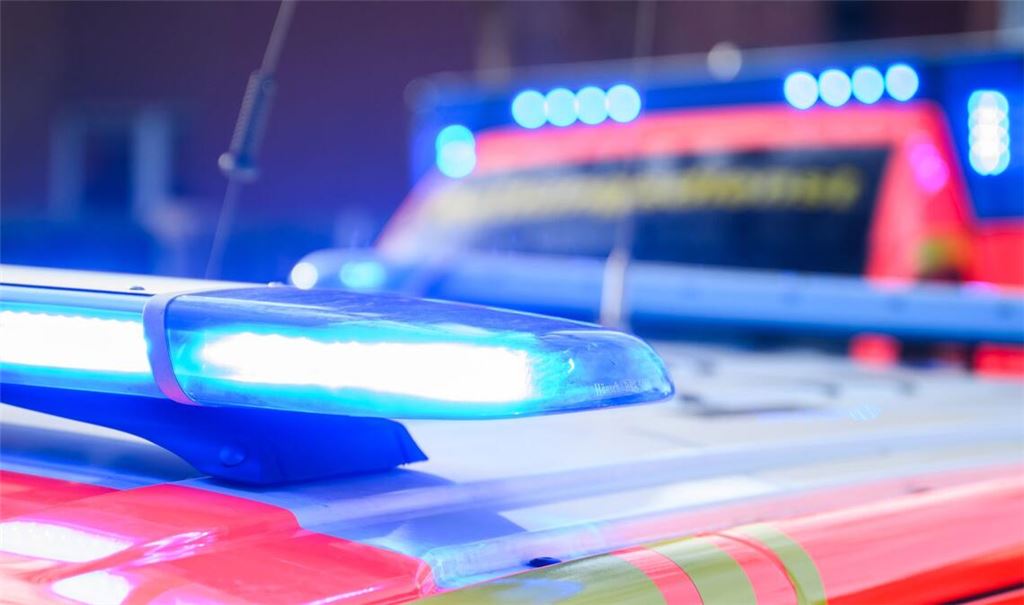 Die Schwerverletzte wurde in ein Krankenhaus gebracht. (Symbolbild)