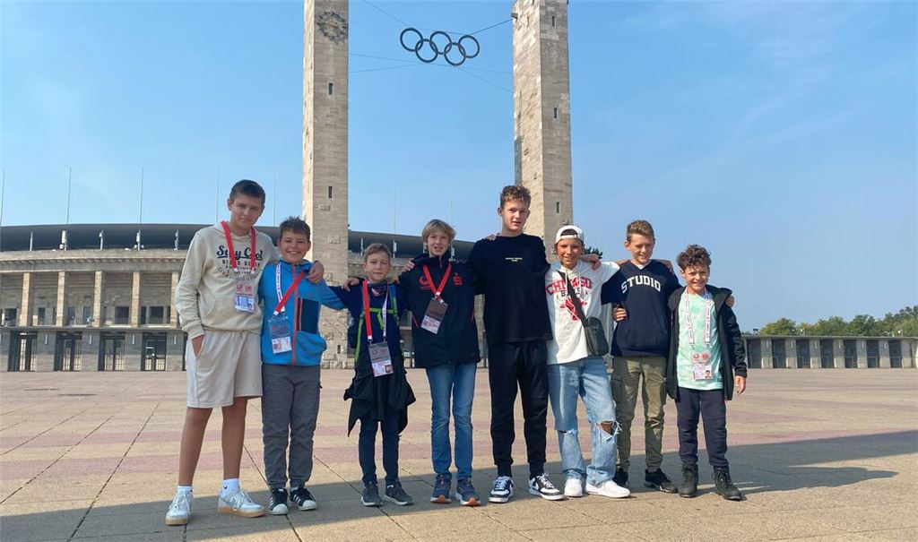 Die Schwimmer des Theodor-Heuss-Gymnasiums haben nach dem Wettkampf noch Zeit, das Olympiastadion zu besichtigen.