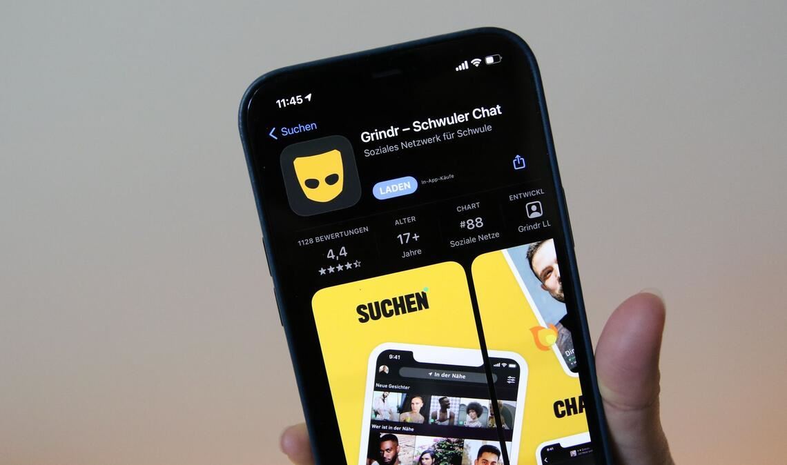 Die Schwulen-App Grindr - ein Kofferwort aus "Guy" und "Finder" (also Kerlefinder) und angelehnt ans Verb "grind" (reiben, schleifen) - sortiert mögliche Partner nicht mehr zuerst nach gemeinsamen Interessen, sondern danach, wer gerade mit dem Handy in der Nähe ist. (Archivbild)