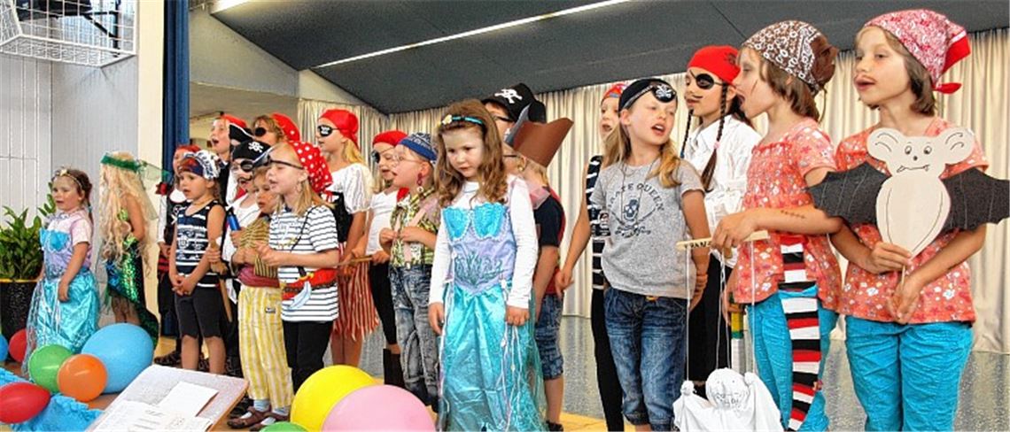 Die Seeräuber der „Rabensingers“ entern den Saal.