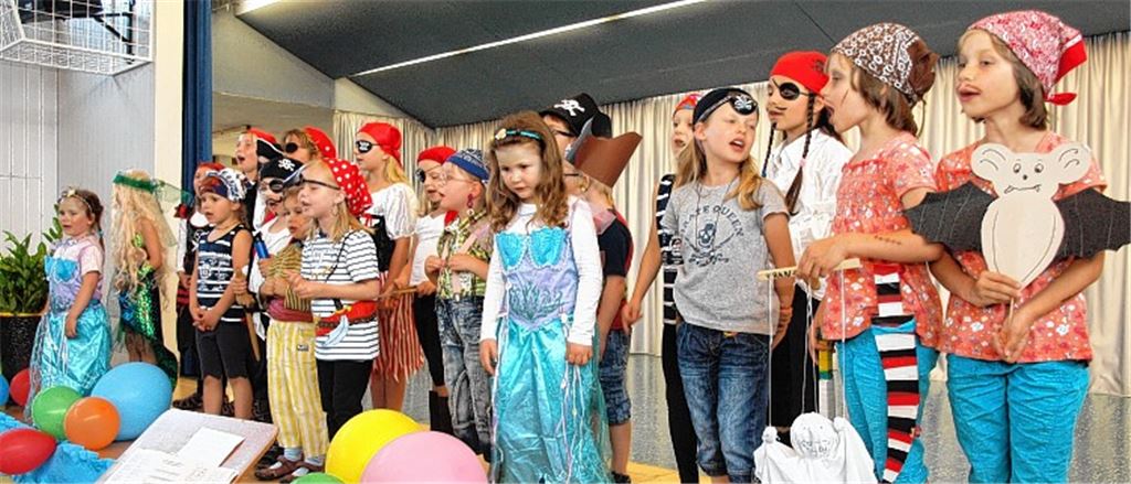 Die Seeräuber der „Rabensingers“ entern den Saal.