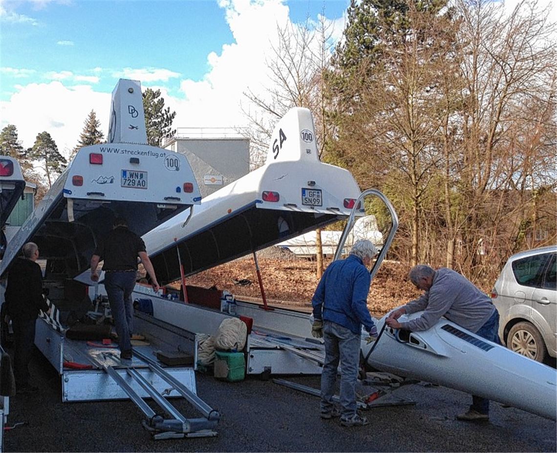 Die Segelflugzeuge werden von den Überseecontainern in Spezialanhänger verladen.