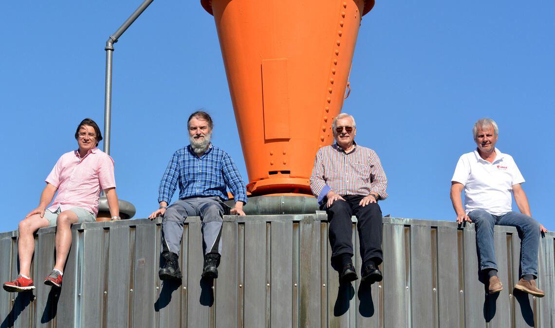 Die Senderretter sitzen 2021 auf ihrem Eigentum, dass sie nun mehrheitlich verkaufen wollen: die Gesellschafter Steffen Ritter (v. li.), Jürgen Fegert, Hans-Bernd Weiner und Thomas Knapp. Auf dem Foto fehlt Dieter Eberle. Mit den neuen Plänen geht ein Wechsel in der Geschäftsführung einher, die nun Weiner und Fegert innehaben. Foto: Archiv