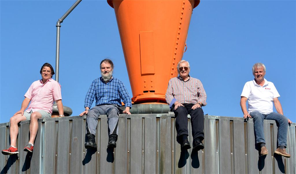 Die Senderretter sitzen 2021 auf ihrem Eigentum, dass sie nun mehrheitlich verkaufen wollen: die Gesellschafter Steffen Ritter (v. li.), Jürgen Fegert, Hans-Bernd Weiner und Thomas Knapp. Auf dem Foto fehlt Dieter Eberle. Mit den neuen Plänen geht ein Wechsel in der Geschäftsführung einher, die nun Weiner und Fegert innehaben. Foto: Archiv