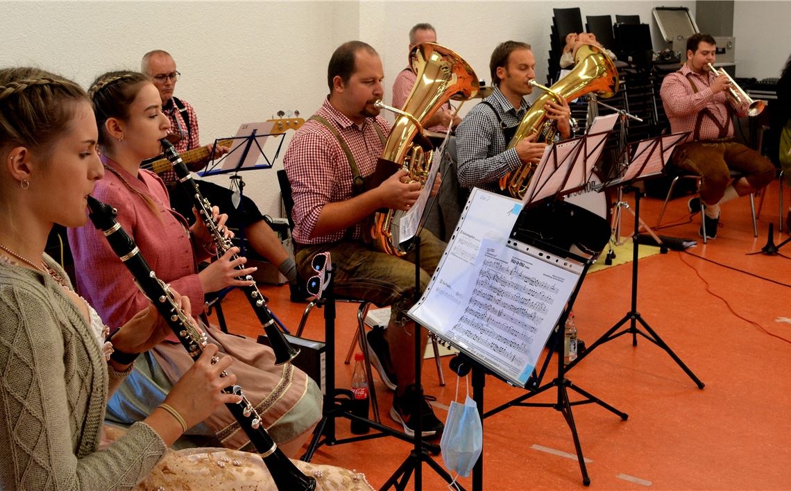Die Senderstadt Musikanten sorgen für eine Oktoberfest-Stimmung.Foto: Stahlfeld