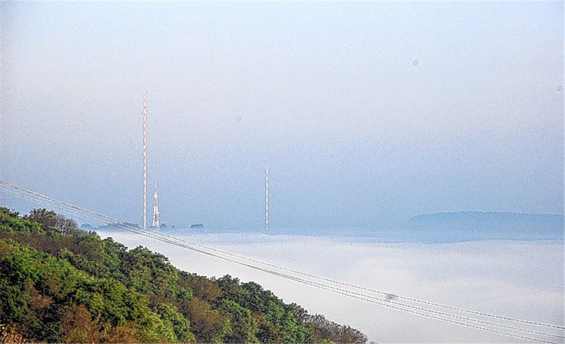 Die Senderstadt bleibt weiter im Unklaren: Inspiriert durch die Unterschriftenaktion des Vereins „Sender City“, der sich für den Erhalt des Wahrzeichens einsetzt, hat Leser Rolf Freyburger aus Wiernsheim unserer Zeitung seine beeindruckende Aufnahme zugesandt. Entstanden ist sie an einem Frühlingsmorgen aus weiter Ferne, an einem Standort an der Landstraße oberhalb von Roßwag.