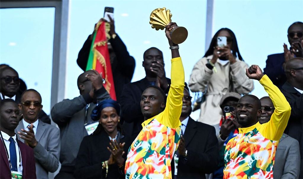 Die Senegal-Profis präsentierten die Trophäe.