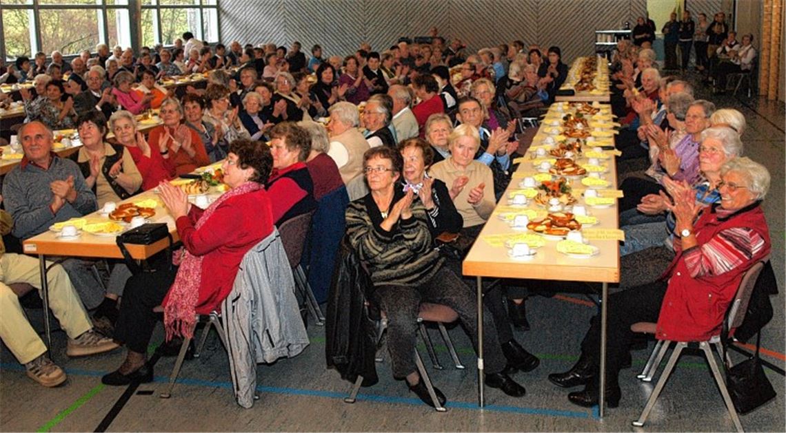 Die Senioren sparen bei dem abwechslungsreichen Programm nicht mit Beifall.