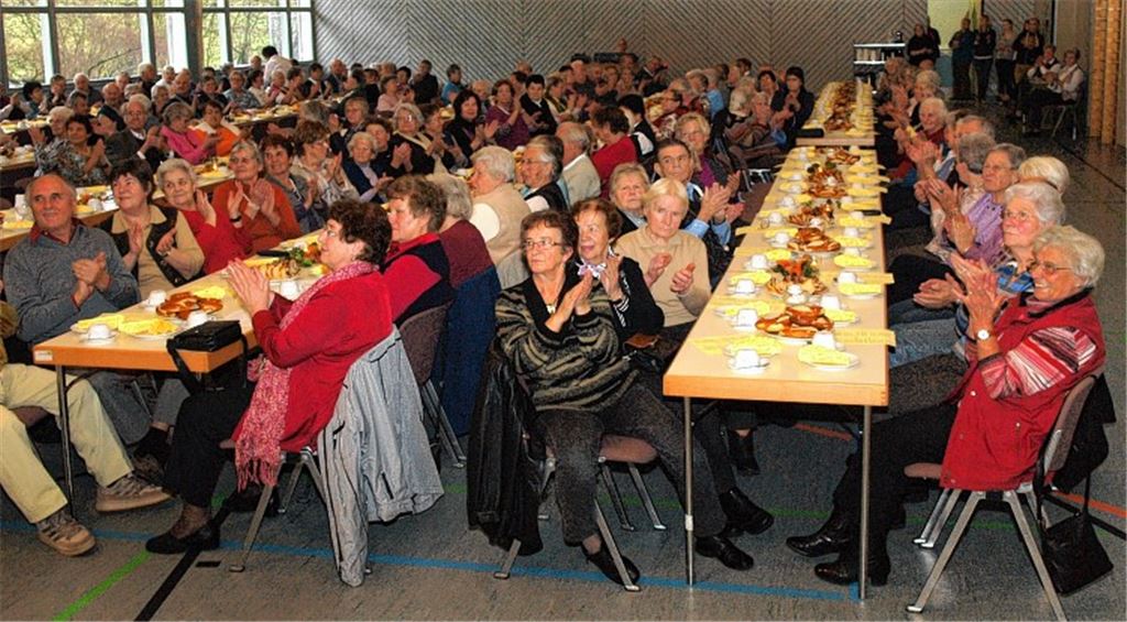 Die Senioren sparen bei dem abwechslungsreichen Programm nicht mit Beifall.