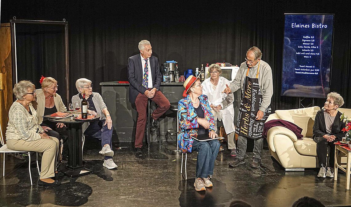 Die Seniorentheatergruppe Eulenspiel mit (v.li.) Annemarie Wolf, Dorit Streb, Edeltraud Linder, Jürgen Bischoff, Andrea Sehling, Christel Graf-Gerstenäcker, Hansjörg Hähnle und Christel Schmidt zeigt ein Stück über die Facetten der Liebe im fortgeschrittenen Alter. Foto: Volz