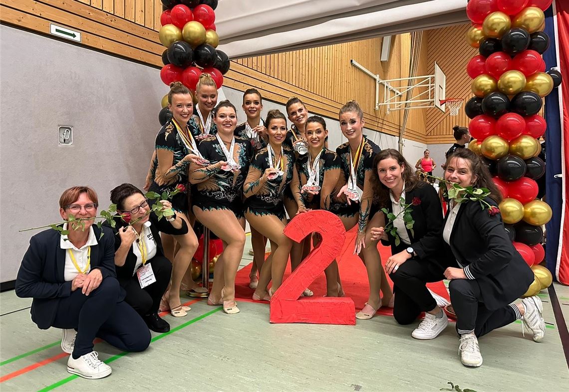 Die Sersheimerinnen vom Team „gOldies“ feiern ihre Silbermedaillen. Fotos: privat