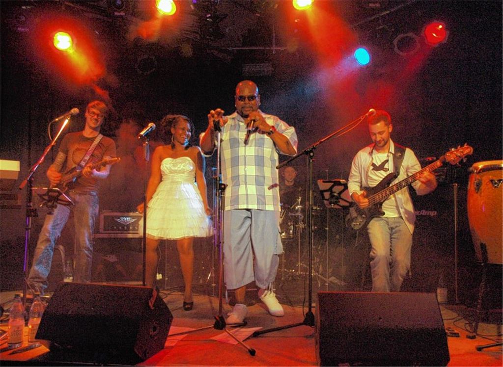 Die Session von Miss Kavila und Butch Williams im Maulbronner Musicpark Live reißt das Publikum mit.