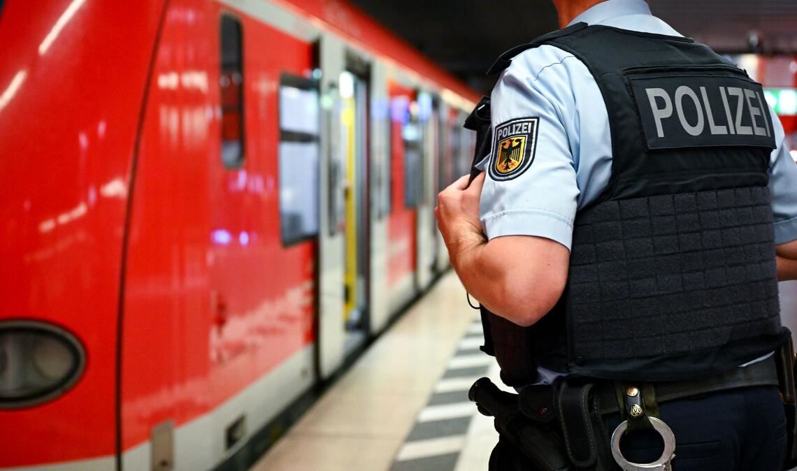 Die Sicherheit an Bahnhöfen und in Zügen bleibt ein vieldiskutiertes Thema. (Symbolbild)