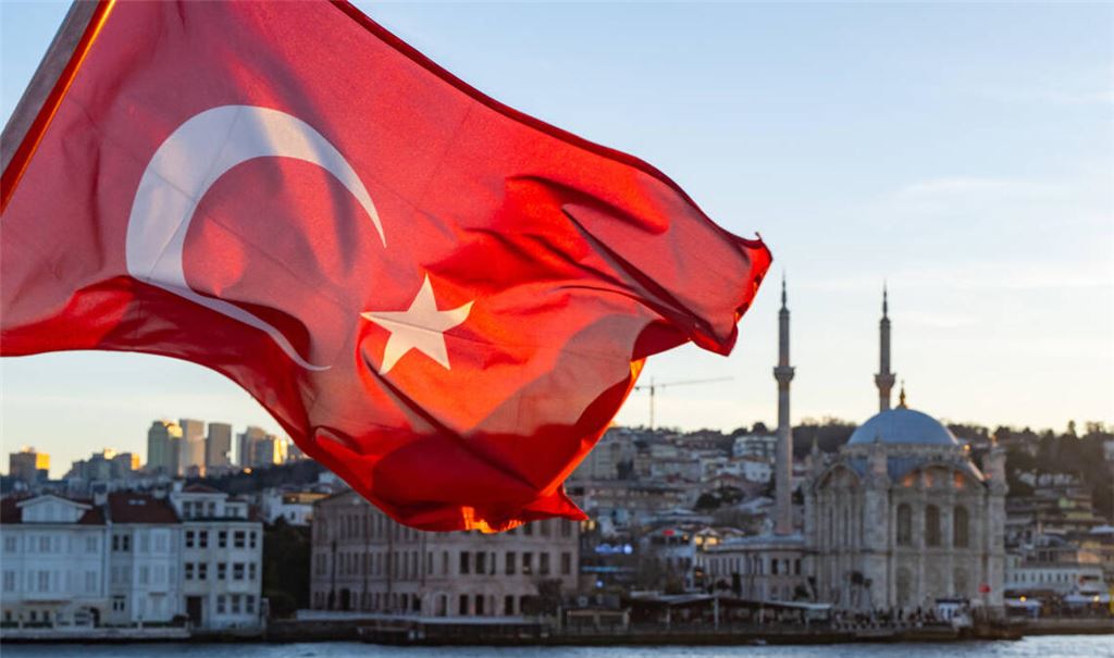 Die Sicherheitslage in der Türkei bleibt angespannt. Erfahren Sie, welche Regionen aktuell betroffen sind, worauf Reisende achten sollten und welche rechtlichen Besonderheiten gelten.