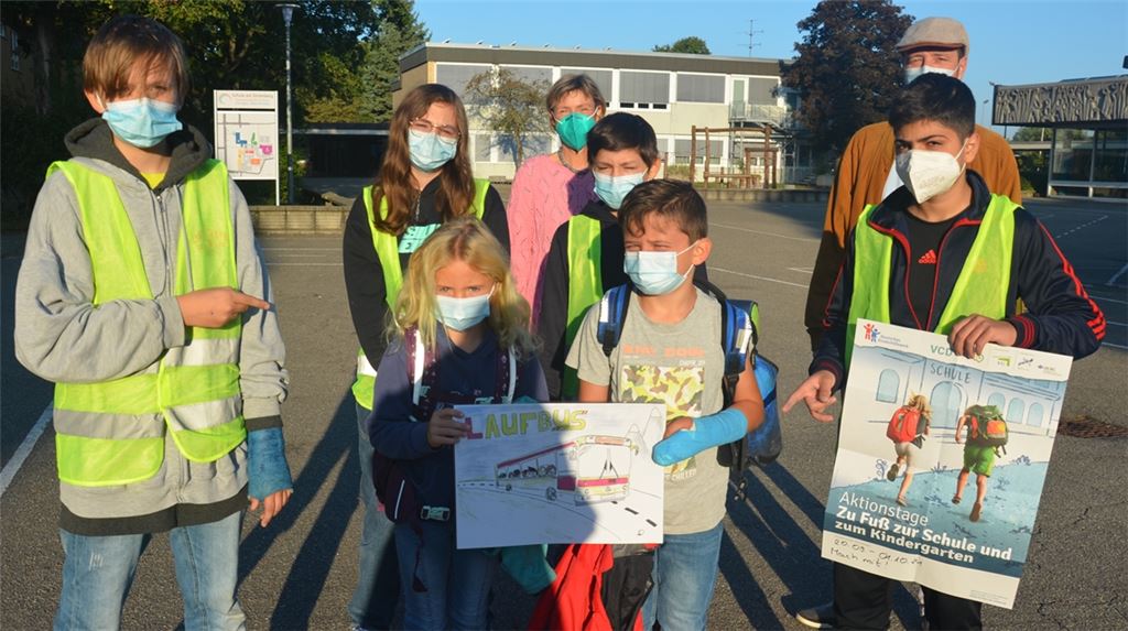 Die Siebtklässler (gelbe Westen, v.li.) Philipp, Laura, Nic und Dilshad sorgen in Illingen dafür, dass die kleinen Fußgänger einen Stempel erhalten, für den später eine Belohnung lockt. Darüber freuen sich die Zweitklässler Paula und Lukas (vorn) sowie Schulsozialarbeiterin Brigitte Dingler und Lehrer Bernd Vermeulen.Foto: Bischoff-Krappel