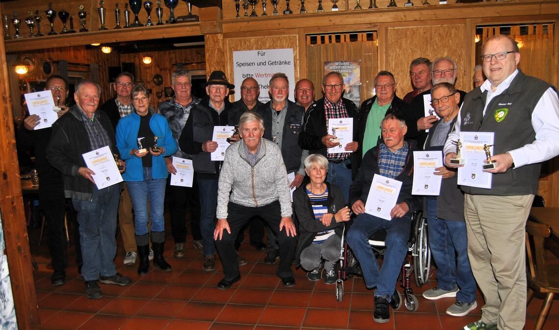 Die Sieger und Platzierten beim Seniorenschießen des Schützenkreises Neckar-Enz mit Seniorenreferent Werner Ruf (re.), der selbst zu den Siegern gehörte. Foto: Haller