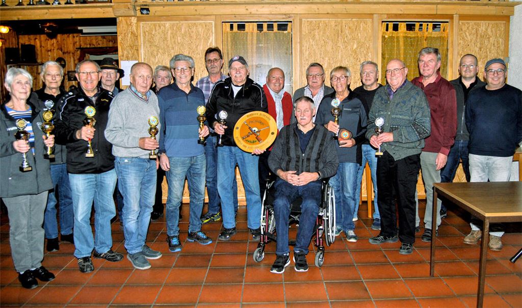 Die Sieger und Platzierten beim Seniorenschießen des Schützenkreises Vaihingen/Enz in Wiernsheim stellten sich nach der Siegerehrung zusammen mit Kreisoberschützenmeister Bernd Weigmann (8.v.l.) sowie den beiden Kreissportleitern Tony Bracale (re.) und Robert Keller (2.v.r.) zum Erinnerungsfoto. Fotos: Haller