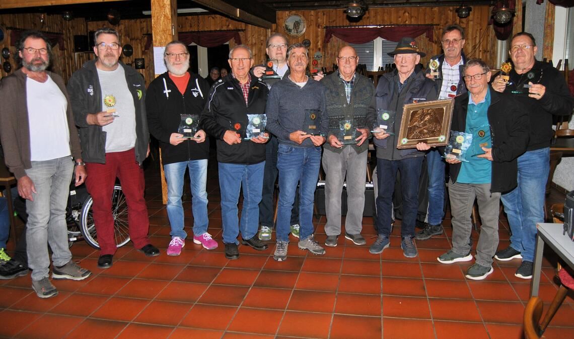 Die Sieger und Platzierten beim Seniorenschießen in Wiernsheim mit Kreisoberschützenmeister Bernd Weigmann (3.v.re.) und Kreissportleiter Jürgen Treffinger (li.). Foto: Haller