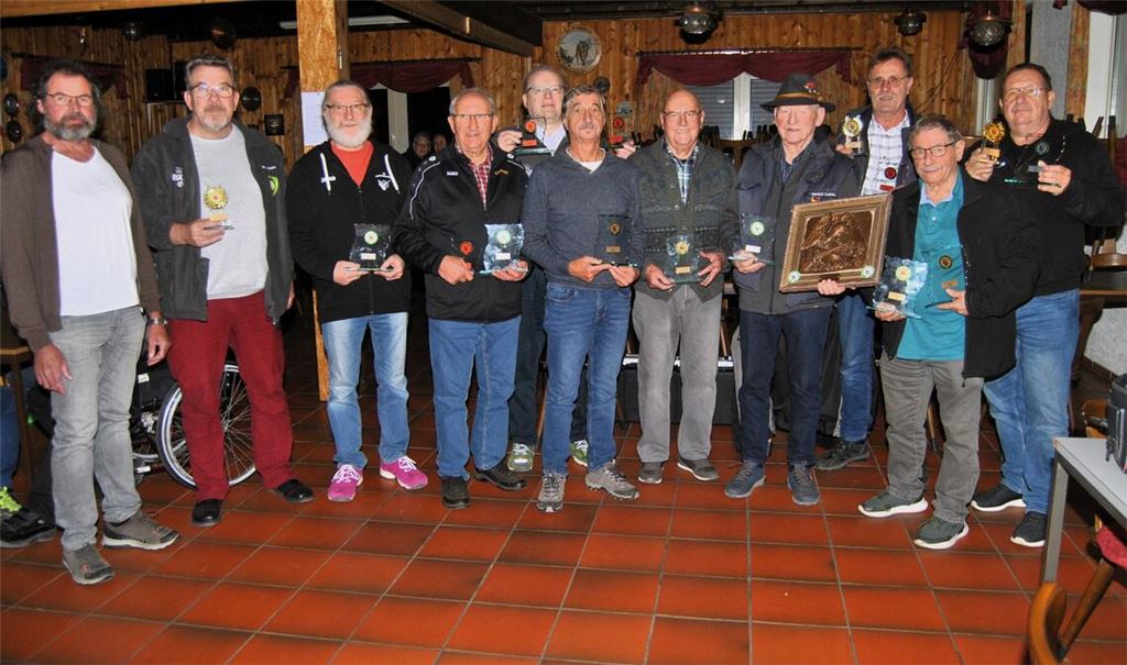 Die Sieger und Platzierten beim Seniorenschießen in Wiernsheim mit Kreisoberschützenmeister Bernd Weigmann (3.v.re.) und Kreissportleiter Jürgen Treffinger (li.). Foto: Haller