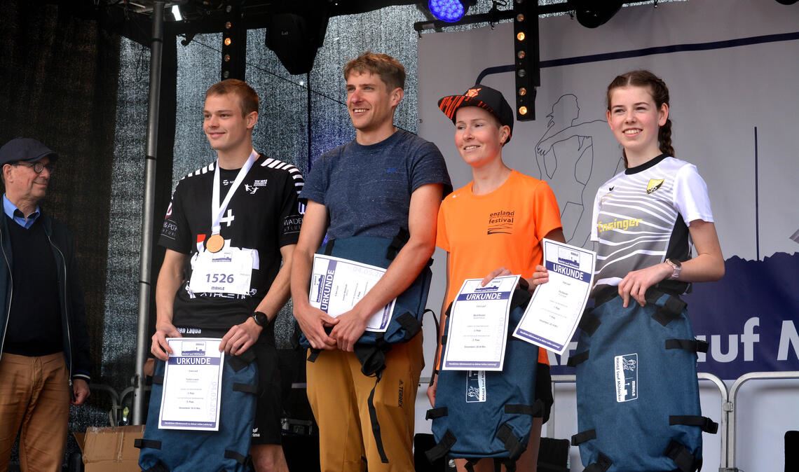 Die Sieger und Zweitplatzierten über fünf Kilometer