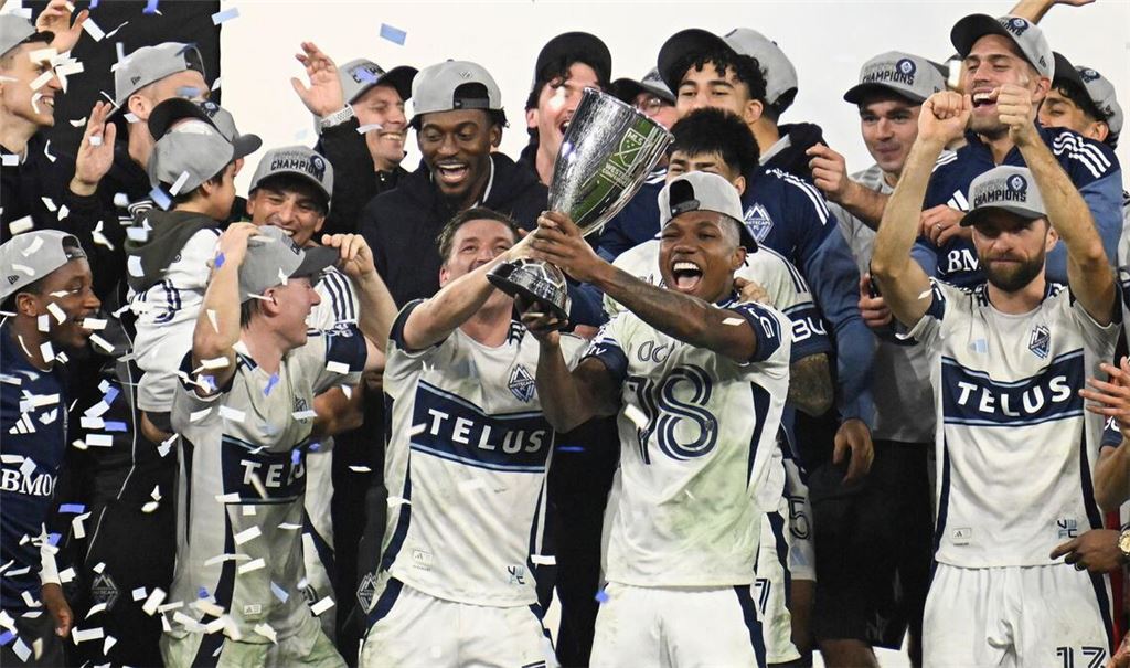 Die Siegerehrung für die Western Conference hakte Thomas Müller (r) schnell ab.