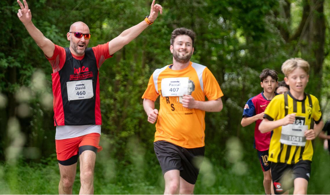 Die Siegerpose kann auch auf der Strecke schon gepobt werden.