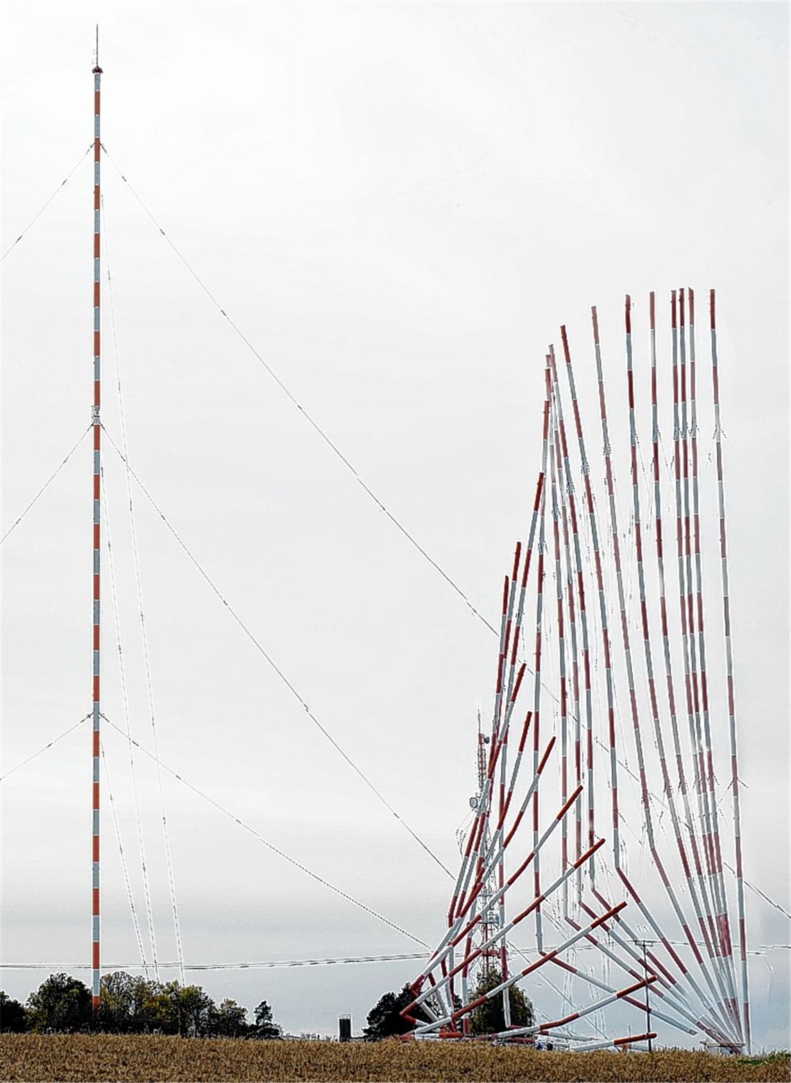 Die Silhouette der Stadt verändert sich: Im November knickt der kleine SWR-Mast ein, vermutlich 2017 wird nach den Plänen des Südwestrundfunks der große Bruder weichen. 