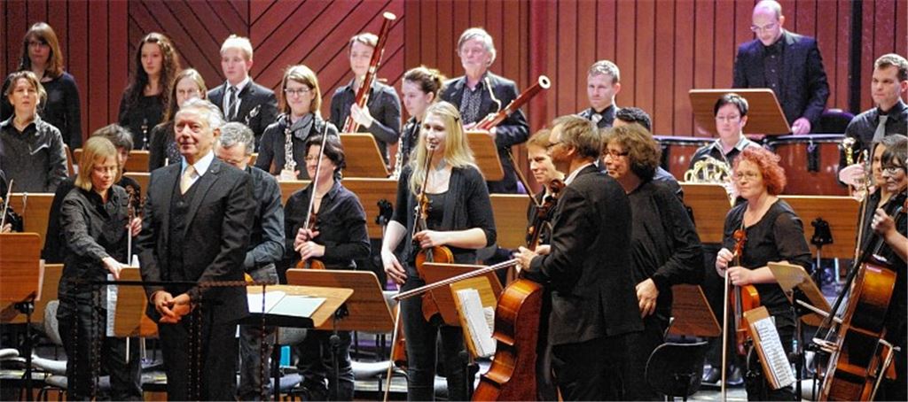 Die Sinfonietta ist kein festes Ensemble, sondern ein Projekt-Orchester, das Dirigent Wolfhard Bickel (vorne li.) zu Höchstleistungen animiert. Fotos: Fotomoment