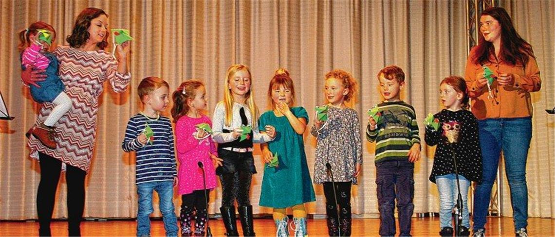 Sänger jedes Alters unterhalten die Besucher