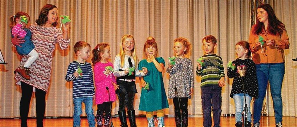 Sänger jedes Alters unterhalten die Besucher