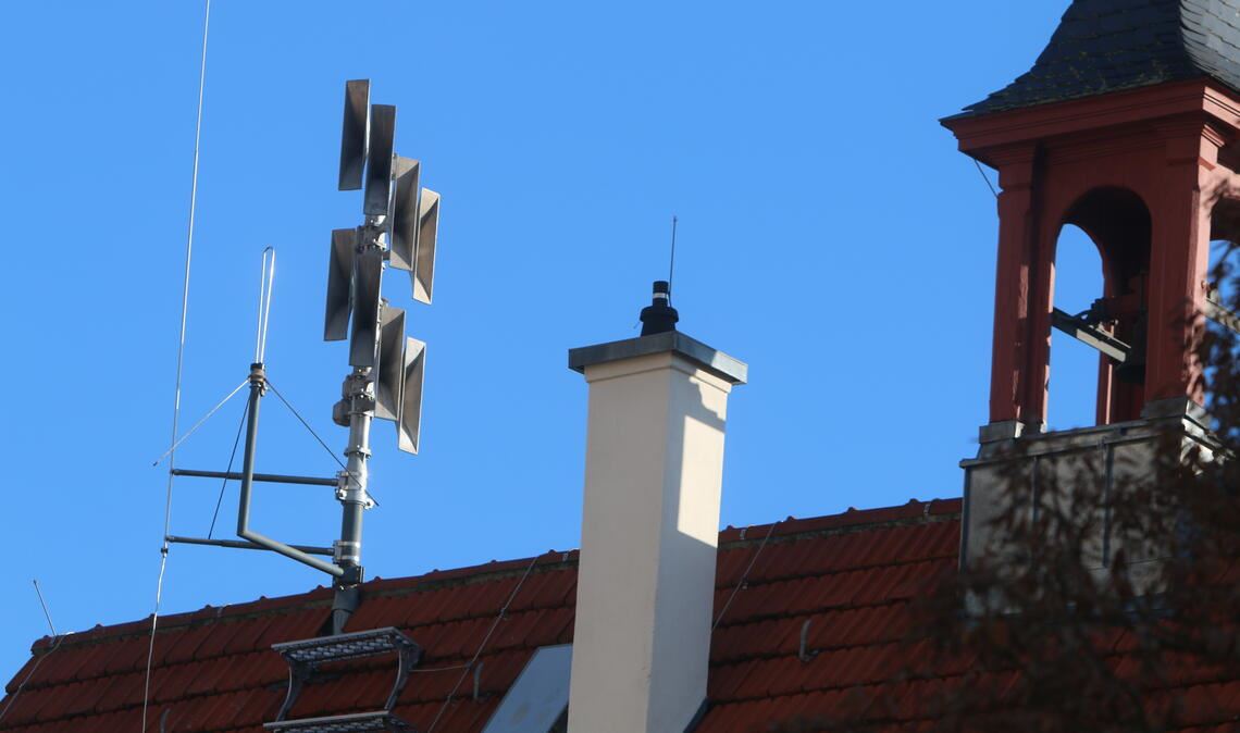 Die Sirene auf dem Mühlhausener Rathausdach funktioniert noch - und wie! Foto: Gezener
