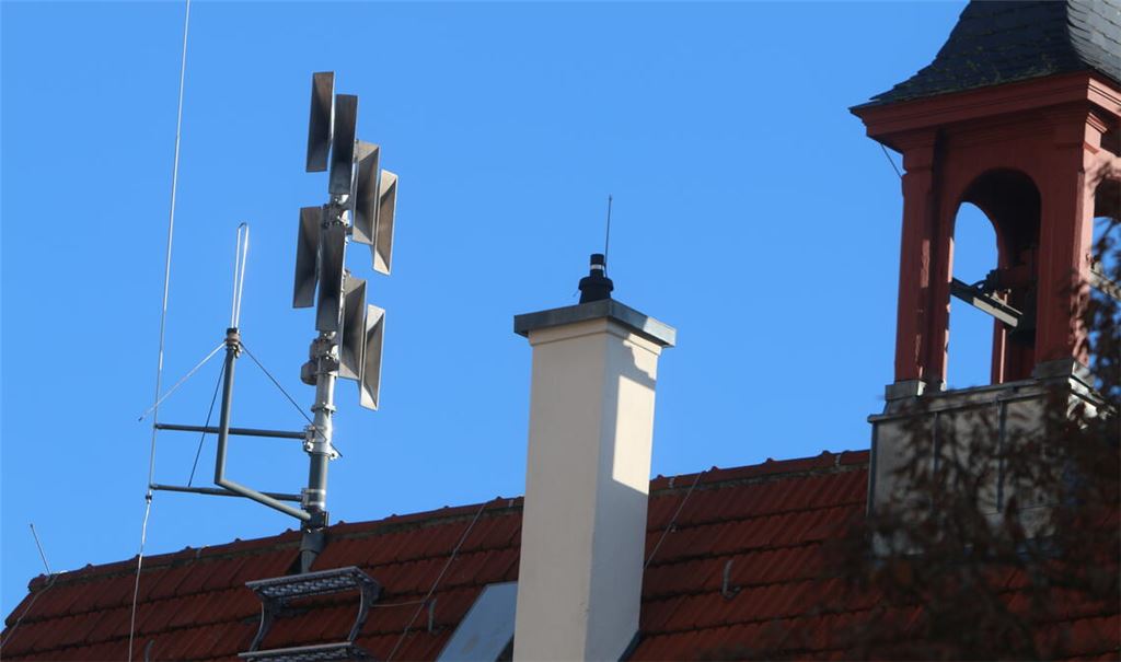Die Sirene auf dem Mühlhausener Rathausdach funktioniert noch - und wie! Foto: Gezener