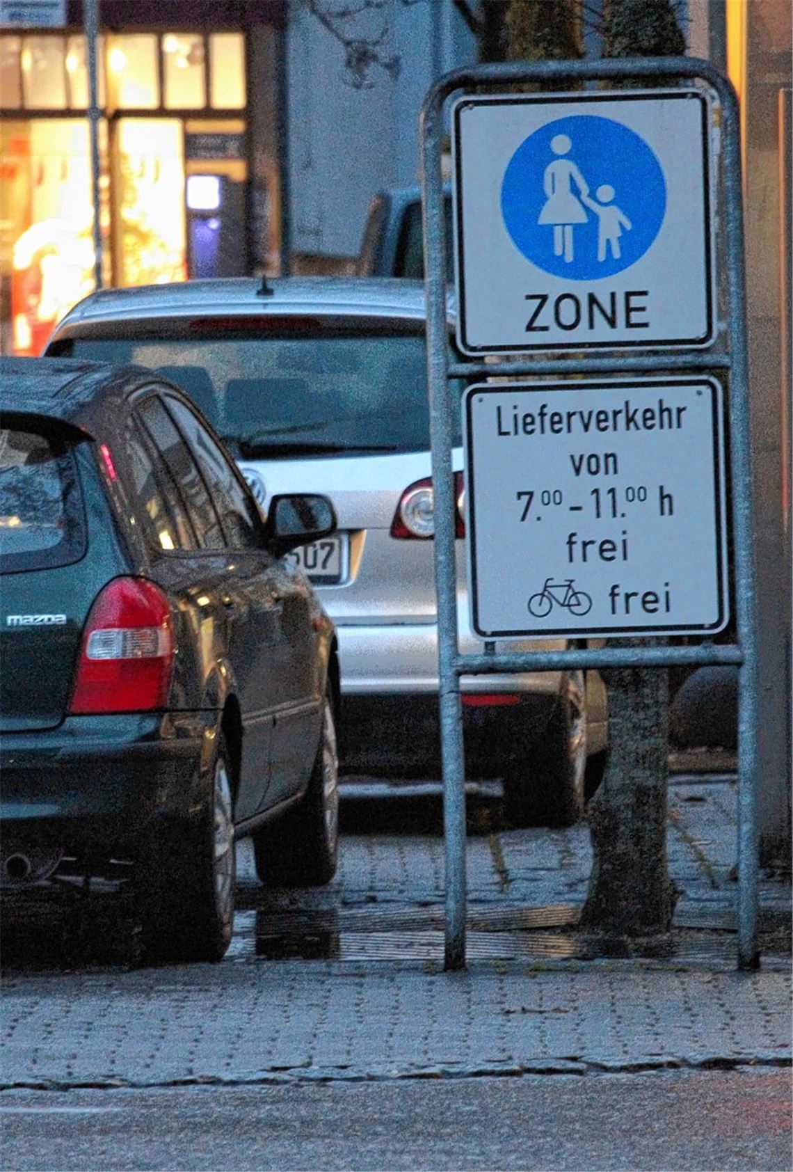 Die Situation am Dienstagnachmittag, etwa zwei Stunden vor dem Poller-Beschluss: Von einem autofreien Bereich ist keine Spur.Foto: Huber