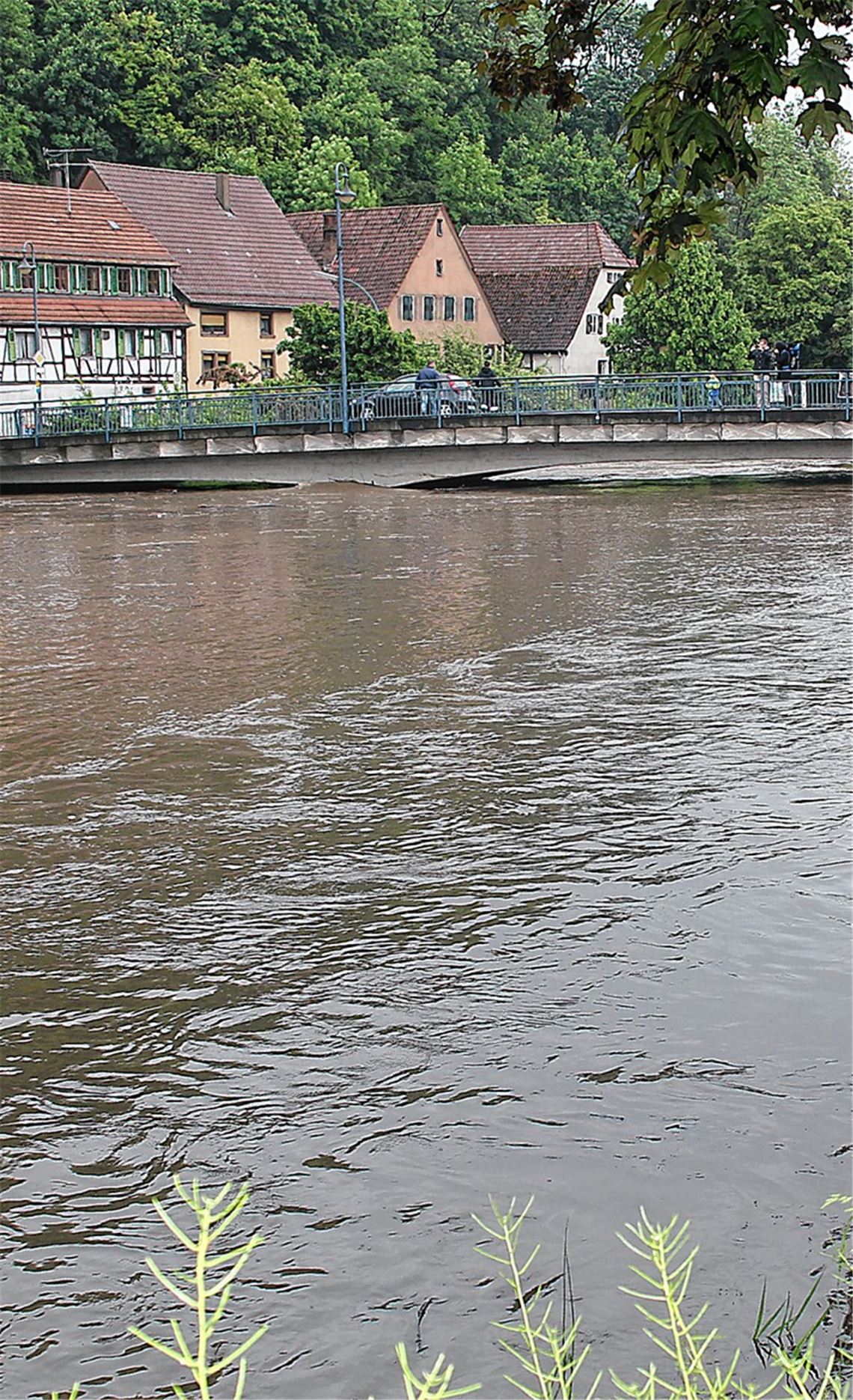 Die Situation an der Dürrmenzer Enzbrücke am Samstag, gegen 17 Uhr. Kurze Zeit später, um 17.45 Uhr, hatte das Wasser seinen Höchststand von 2,56 Metern am Pegel Pforzheim erreicht.