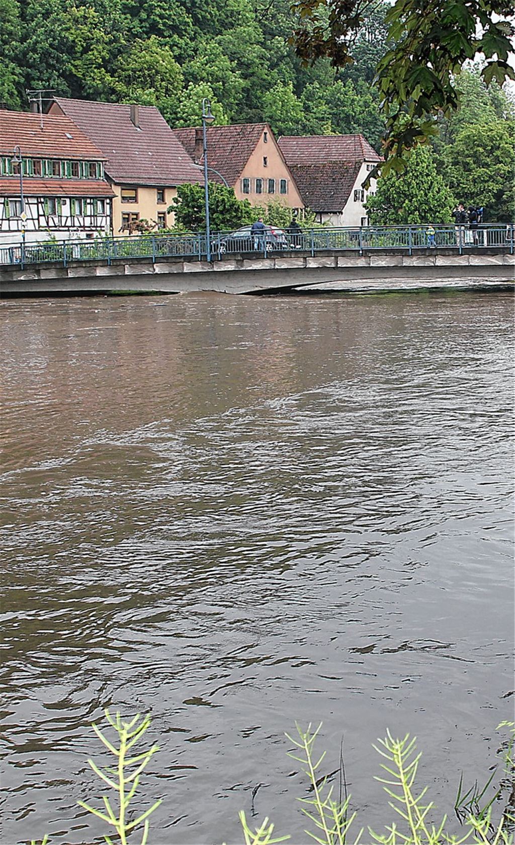 Die Situation an der Dürrmenzer Enzbrücke am Samstag, gegen 17 Uhr. Kurze Zeit später, um 17.45 Uhr, hatte das Wasser seinen Höchststand von 2,56 Metern am Pegel Pforzheim erreicht.