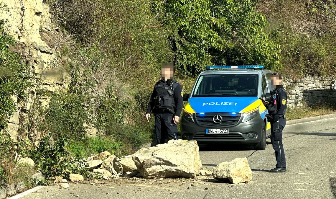 Die Situation an der Mühlhäuser Steige unmittelbar nach dem Felssturz am Mittwoch, mit dem Handy eingefangen durch einen Einwohner. Für einen Auto- oder Radfahrer, gibt er zu bedenken, wäre eine Kollision mit dem Brocken lebensgefährlich gewesen. Foto: privat