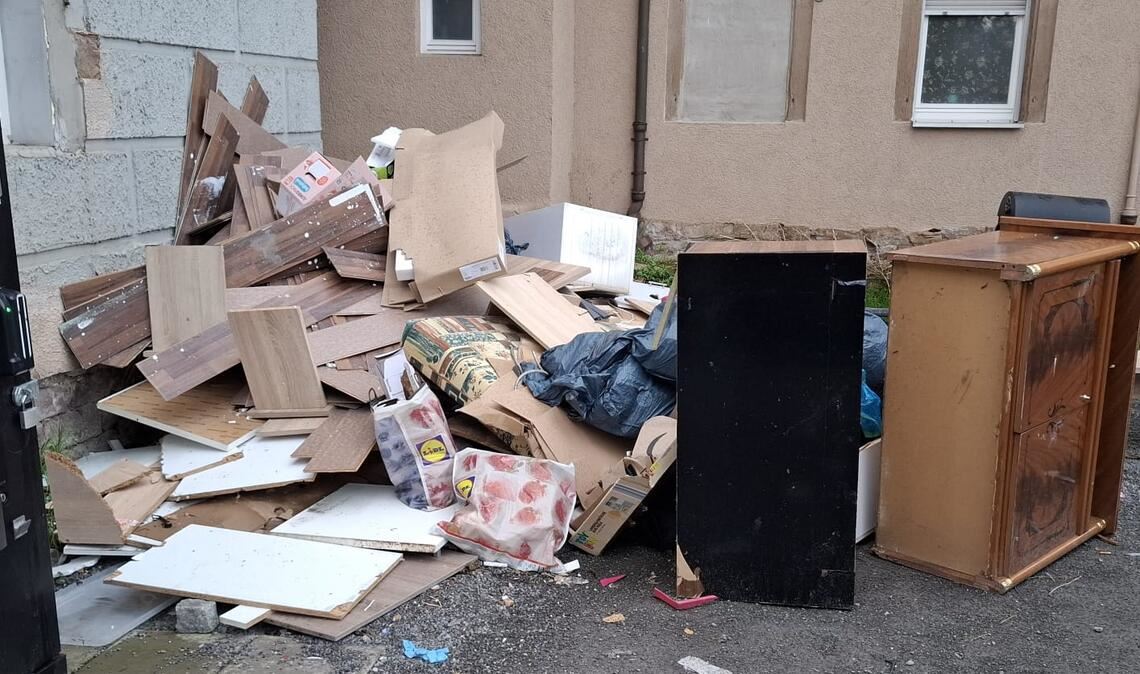 Die Situation in Lienzingen, Ecke Friedenstraße/Kirchenburggasse, vorher...