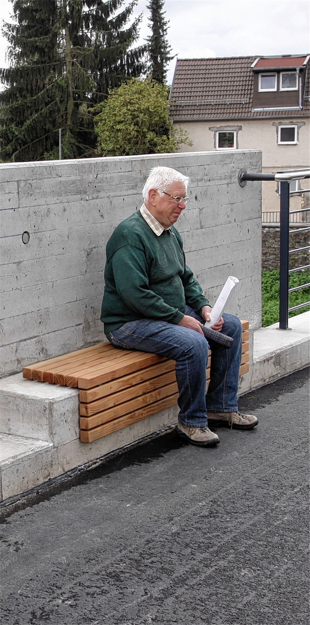 Die Sitze, auf denen Passanten sich ausruhen, sorgen politisch für Unruhe. Archivfoto: Sadler