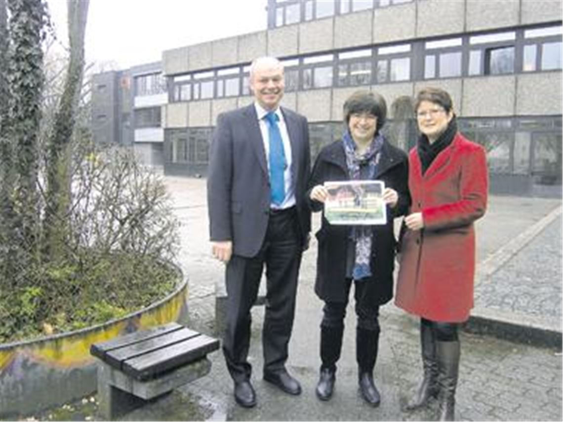 Die Sitzgelegenheiten rund um einen Baum auf dem THG-Schulhof haben schon bessere Zeiten gesehen. Schulleiter Thomas Mühlbayer und die Lehrerinnen Gabriele Hofmann und Diana Maisch (Mitte) überlegen, welche Elemente die Aufenthaltsqualität steigern könnten. 
Foto: Becker